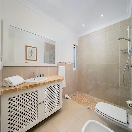 Sleeps 4 With Pool Air Con And Wifi